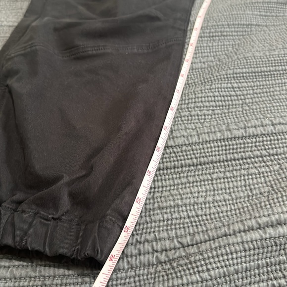 Frame || NWOT || Washed Black Cargo Cropped Pants - Picture 8 of 11